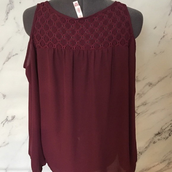 NWOT Xhilaration Shoulder Top Size XL - Picture 3 of 4